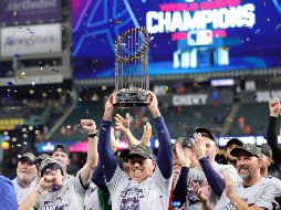 El manager Brian Snitker, de Atlanta Braves, levanta el trofeo del comisionado luego de la victoria del equipo por 7-0 contra los Astros de Houston, en el Juego 6 para ganar la Serie Mundial 2021 en el Minute Maid Park. AFP / C. Mandato