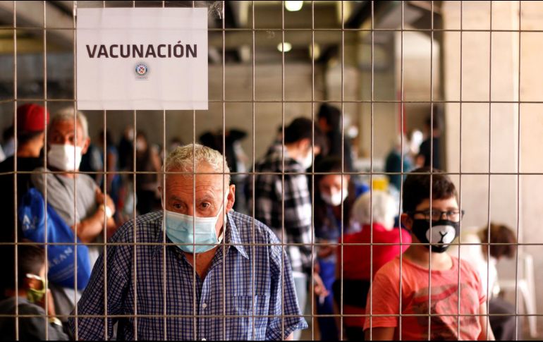 Debe aplicarse una dosis de refuerzo las personas mayores de 60 años que recibieron una vacuna de virus inactivado, como las chinas Sinovac o Sinopharm.  EFE / ARCHIVO