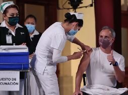 Hugo López-Gatell, subsecretario de Prevención y Promoción de la Salud, se vacuna contra la influenza en el Salón de la Tesorería de Palacio Nacional. SUN/B. Fregoso