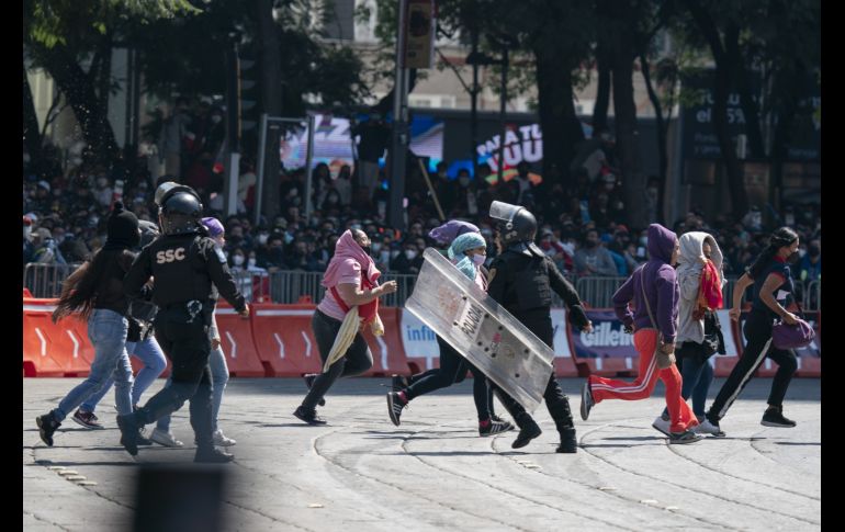Policías capitalinas intervinieron ante la invasión de las manifestantes. Xinhua/L. Licona