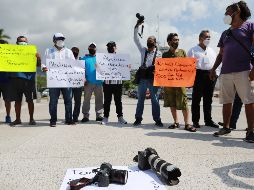 Reporteros y fotógrafos protestan por el asesinato de un periodista en Acapulco, Guerrero, el 31 de octubre del 2021. EFE/D. Guzmán
