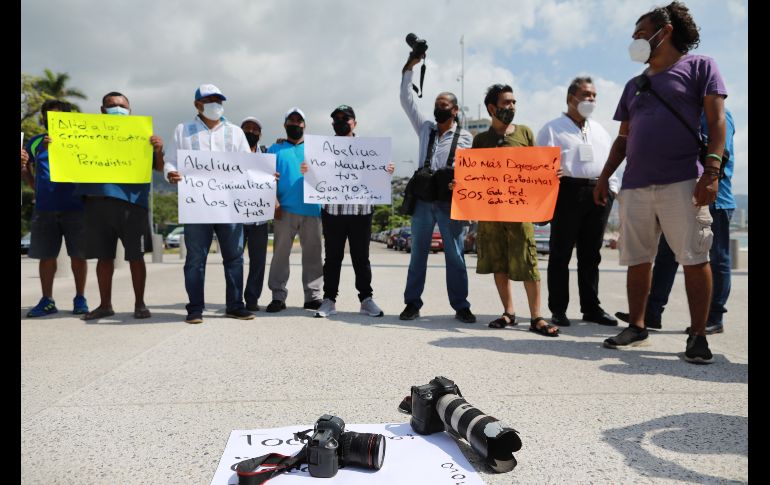 Reporteros y fotógrafos protestan por el asesinato de un periodista en Acapulco, Guerrero, el 31 de octubre del 2021. EFE/D. Guzmán