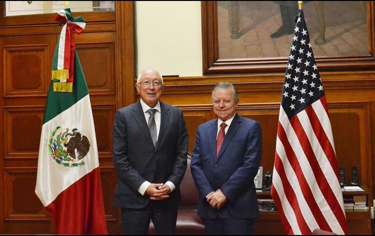 Ken Salazar (i) también se reunió hoy con el presidente de la SCJN, Arturo Zaldívar (d), en Ciudad de México. EFE/ Suprema Corte De Justicia de la Nación