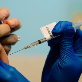 Vacunan contra el COVID a casi dos mil adolescentes con vulnerabilidad