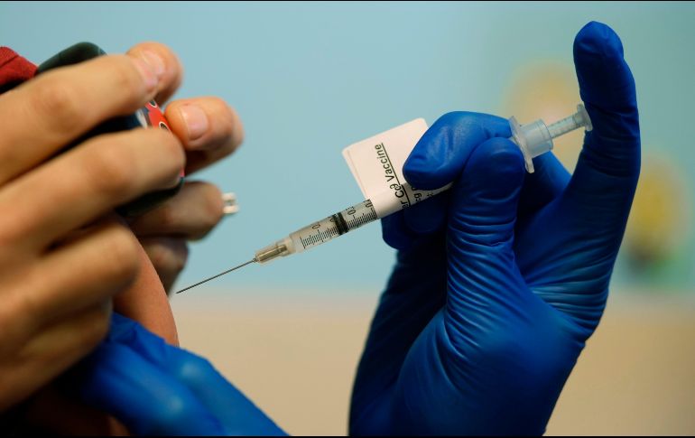 El familiar que registre a la o el menor de edad con vulnerabilidad que recibirá la vacuna podrá elegir el hospital más cercano para la aplicación del fármaco. AP/D. Zalubowski