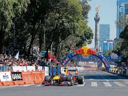 Espectáculo. Paseo de la Reforma fue testigo de la exhibición que brindó el piloto tapatío a bordo del RB7, coche campeón en 2011. Red Bull Content Pool/ M. Ramos
