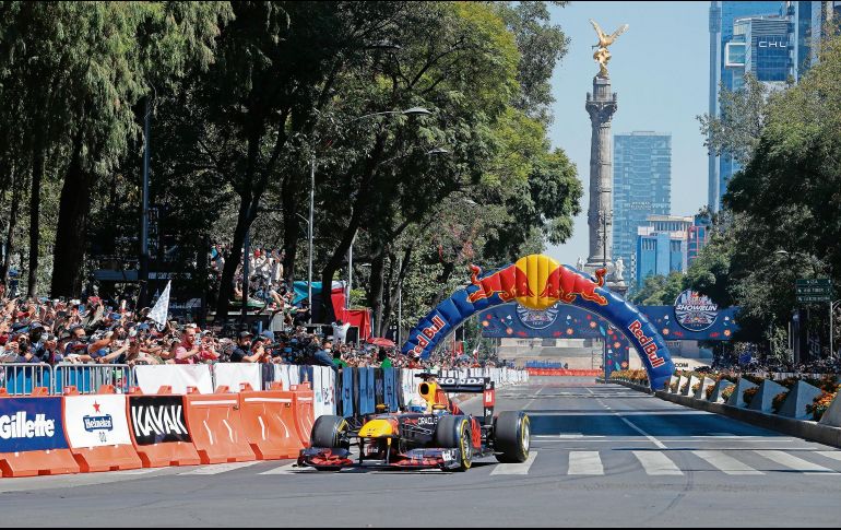 Espectáculo. Paseo de la Reforma fue testigo de la exhibición que brindó el piloto tapatío a bordo del RB7, coche campeón en 2011. Red Bull Content Pool/ M. Ramos