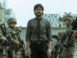 Destino. “El Profesor” (Álvaro Morte) camina rumbo al banco, en la última temporada de la serie. Netflix