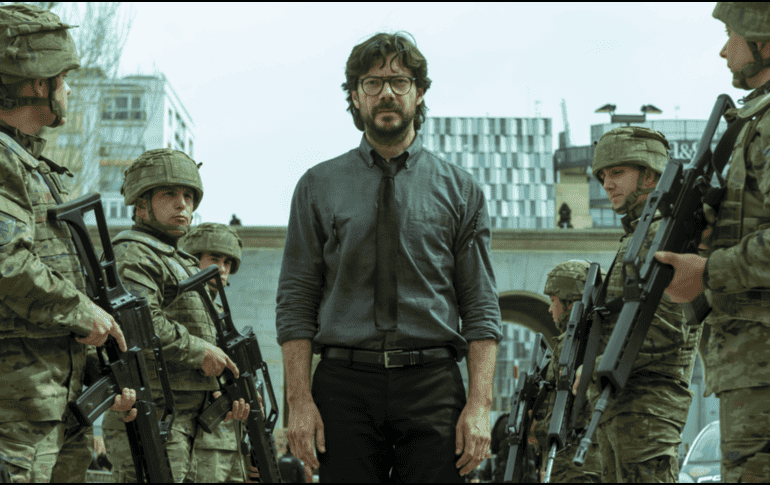 Destino. “El Profesor” (Álvaro Morte) camina rumbo al banco, en la última temporada de la serie. Netflix