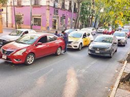 En avenida Hidalgo, a su cruce con Mariano Bárcena, un choque con sólo daños materiales menores generó el martes un colapso en la circulación durante una hora con 45 minutos. EL INFORMADOR/E. Mora