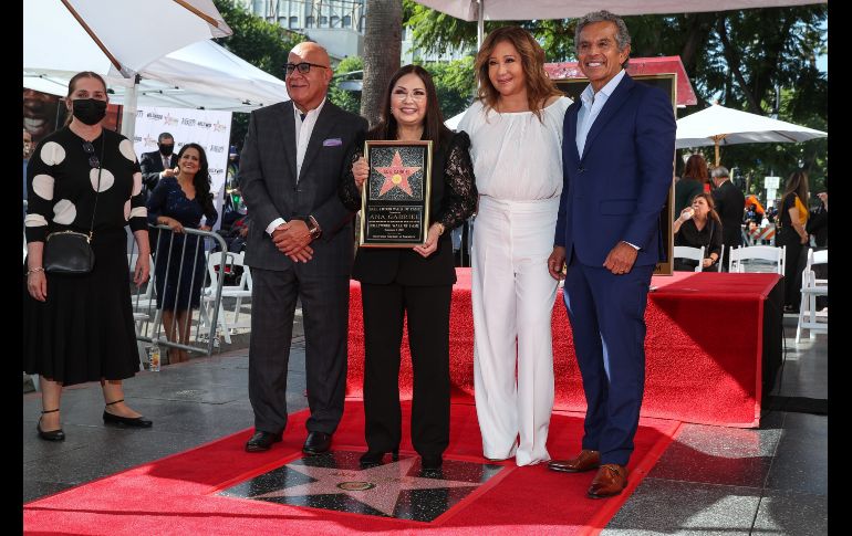 En la imagen Henry Cardenas, Ana Gabriel, Jessica Maldonado y  Antonio Villaraigosa. EFE / C. BREHMAN