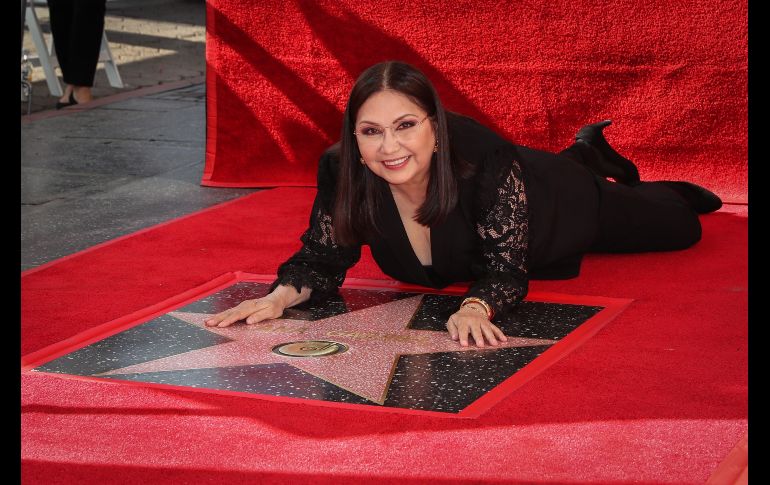 La cantante mexicana Ana Gabriel recibió este miércoles su estrella en el Paseo de la Fama de Hollywood. EFE / C. BREHMAN