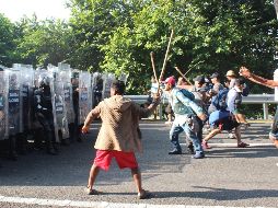 Migrantes que viajan en caravana se enfrentan con elementos de la Guardia Nacional en Pijijiapan, Chiapas. EFE/J. Blanco