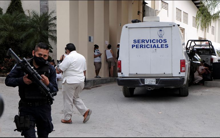 Policías y peritos acudieron al hotel donde se registró la balacera en Puerto Morelos, cerca de Cancún. REUTERS/P. Chiomante