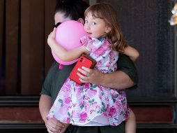 Cleo Smith y su madre Ellie Smith al salir de la casa donde pasaron la noche tras el rescate de la niña en Carnarvon, Australia.  AP/AAP/R. Wainwright