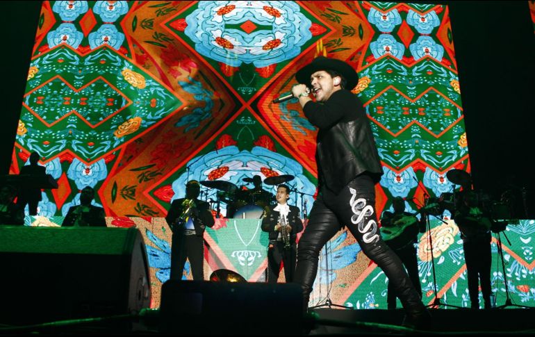 Christian Nodal. En la imagen, el cantante interpreta sus éxitos sobre el escenario del Auditorio Benito Juárez, en las Fiestas de Octubre. EL INFORMADOR/A. Camacho