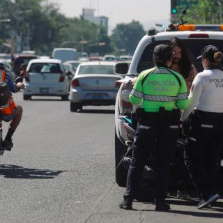 Gobernador suspende por ahora multas por usar portaplacas tras polémica en redes