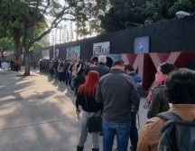 Aunque algunos aficionados han entrado sin problema, algunos puntos de acceso siguen sin abrir lo cual ha generado grandes filas y molestia entre quienes llegaron desde el horario que habían anunciado. EL INFORMADOR / P. Gallardo