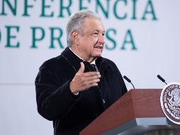 En conferencia de prensa matutina, AMLO recreó un diálogo entre sectores de la clase media que acude a un centro de vacunación. EFE