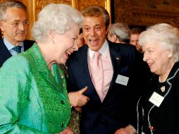 En la imagen la Reina Isabel II, Lionel Blair y June Whitfield en mayo de 2006. AP / ARCHIVO