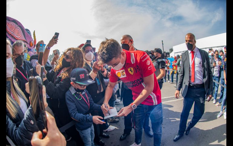 Algunos pilotos se dieron tiempo para firmar autógrafos y saludar a los fans. CORTESÍA/MÉXICO GP