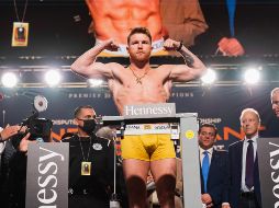 El pugilista tapatío detuvo la báscula en 168 libras; Caleb Plant marcó 167. EFE/R. Hafey