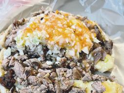 Como buena taquería mazatleca, tienen una estación con sus salsas y aditamentos para adornar a tu gusto los platillos. ESPECIAL