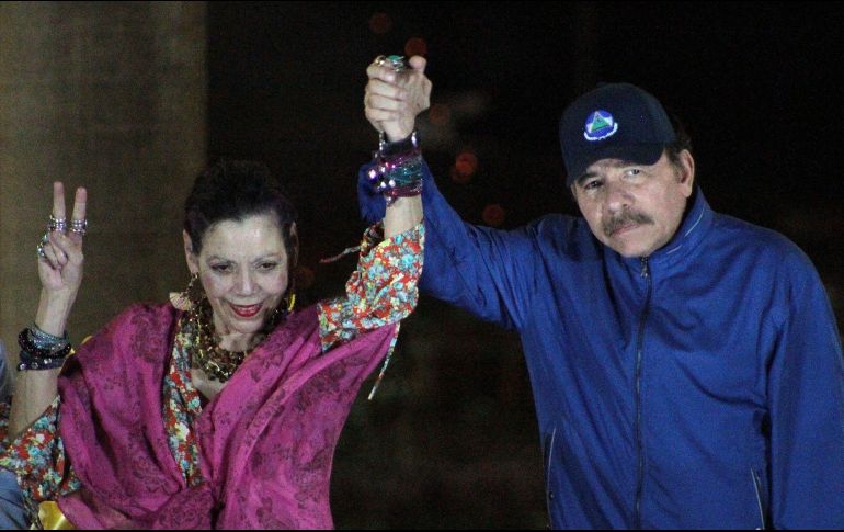 Daniel Ortega y su esposa, la vicepresidenta Rosario Murillo, hacen un gesto a la multitud durante la inauguración del paso elevado de Nejapa en Managua. AFP/M. Valenzuela