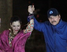 Daniel Ortega y su esposa, la vicepresidenta Rosario Murillo, hacen un gesto a la multitud durante la inauguración del paso elevado de Nejapa en Managua. AFP/M. Valenzuela