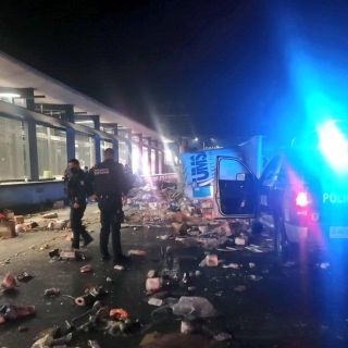 Tráiler lleno de abarrotes se impacta contra estación de Peribús