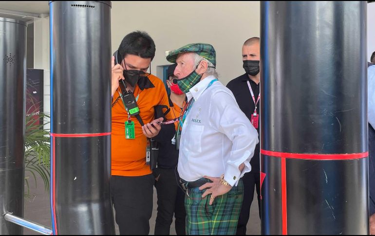 Finalmente, el guardia logró conseguir la autorización y le permitió la entrada a Sir. Jackie Stewart al Paddock del GP de México. EL INFORMADOR / P. Gallardo
