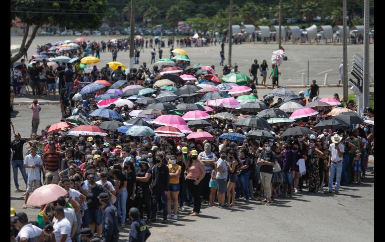 Los fanáticos comenzaron a hacer fila al amanecer afuera del estadio, con capacidad para 15 mil personas. EFE/W. Carvalho
