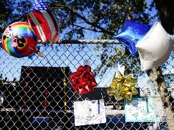 Globos y cartas de condolencia se aprecian en el lugar donde tuvo lugar la avalancha humana que dejó ocho muertos. AFP/A. Bierens