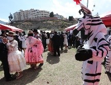 Además de reducir a la mitad el costo del trámite del matrimonio, organizaciones estatales costearon la ceremonia, el champan, el valse y la música. EFE/M. Alipaz