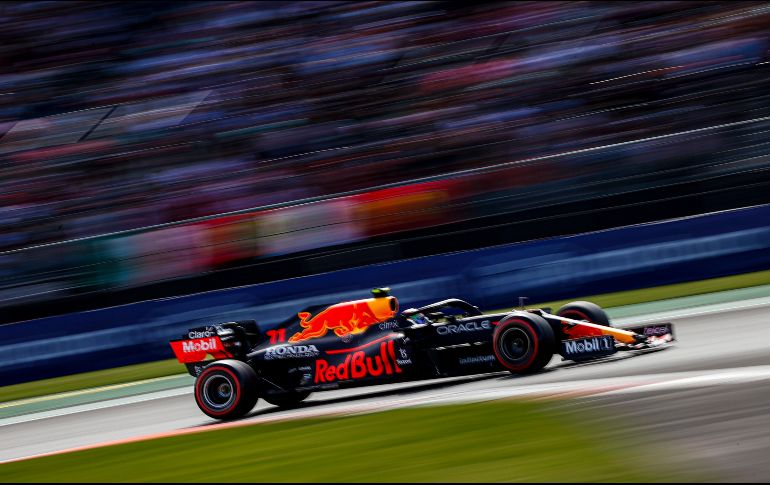 OBJETIVO. El día de mañana los pilotos de Red Bull saldrán desde la segunda línea de la parrilla de salida con la misión de buscar adelantar a los Mercedes desde la primera curva en la arrancada. CORTESÍA/MÉXICO GP