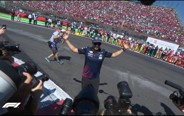 Sergio Pérez pasó por esa zona del autódromo el estadio explotó en un sonoro aplauso. ESPECIAL / F1