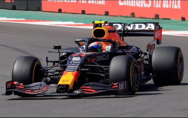 La estrategia de Pérez y Red Bull ha ido cambiando en el desarrollo de la carrera en el GP de México. EFE / C. Ramírez