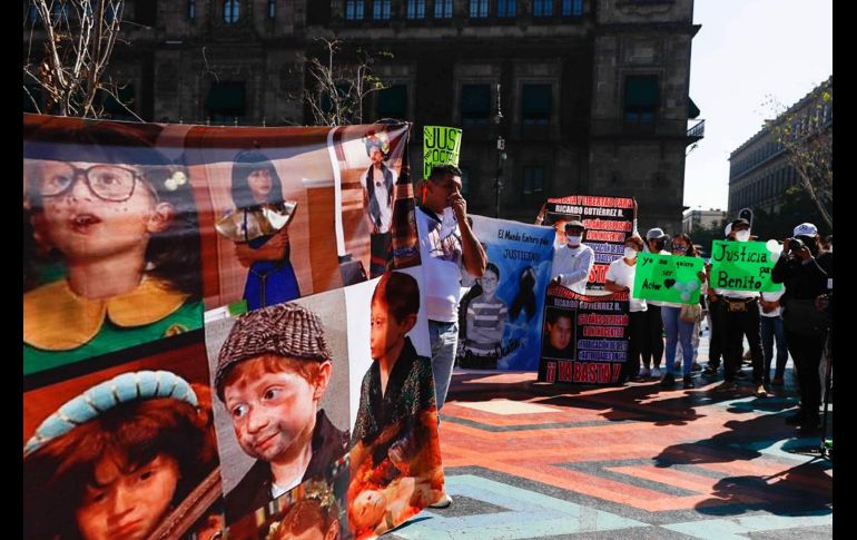 Personas participan en la marcha para exigir justicia por la muerte del actor Octavio Ocaña, hoy en Ciudad de México. SUN/Diego S. Sánchez