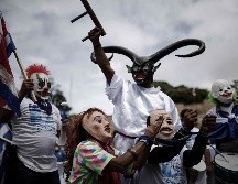 Personas con máscaras que hacen referencia al presidente de Nicaragua, Daniel Ortega (d), y su esposa la vicepresidenta Rosario Murillo (i), posan durante una protesta de nicaragüenses contra las elecciones presidenciales en su país, en San José, Costa Rica. EFE/J. Arguedas