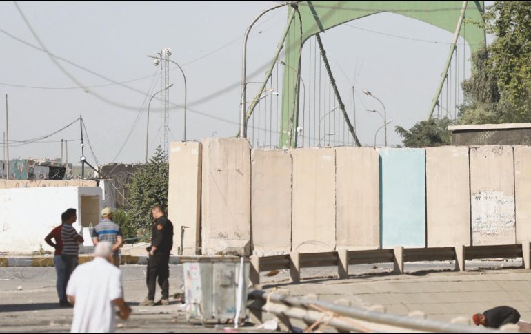 Blindado. Fuerzas de Seguridad colocaron bloques de hormigón para cerrar la puerta de la Zona Verde fortificada de Bagdad que alberga las oficinas del gobierno iraquí y la embajada de Estados Unidos. EFE