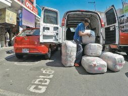OBREGÓN. El tráfico se ve afectado por prácticas como descargar mercancía en pleno carril de flujo y en horario pico. EL INFORMADOR/ A. CAMACHO