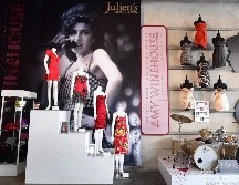 ¿Lo comprarías? Subastan vestido de Amy Winehouse