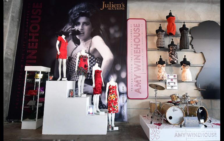 La colección de vestidos de la cantante Amy Winehouse en el Julien's Auctions en Beverly Hills, California. AFP / F. BROWN
