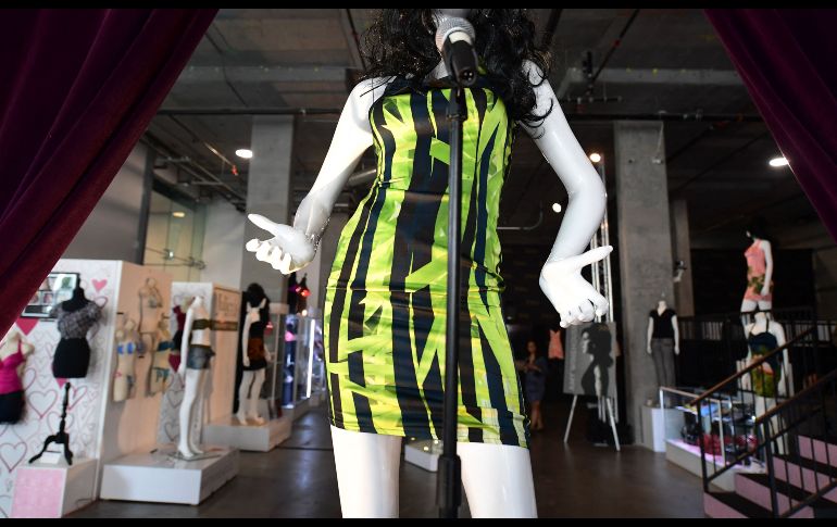 Vestido verde y negro con estampado de bambú usado por Amy Winehouse en su último concierto. AFP / F. BROWN