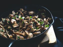 Prepara champiñones al ajillo. ESPECIAL/Photo by Sébastien Marchand on Unsplash.