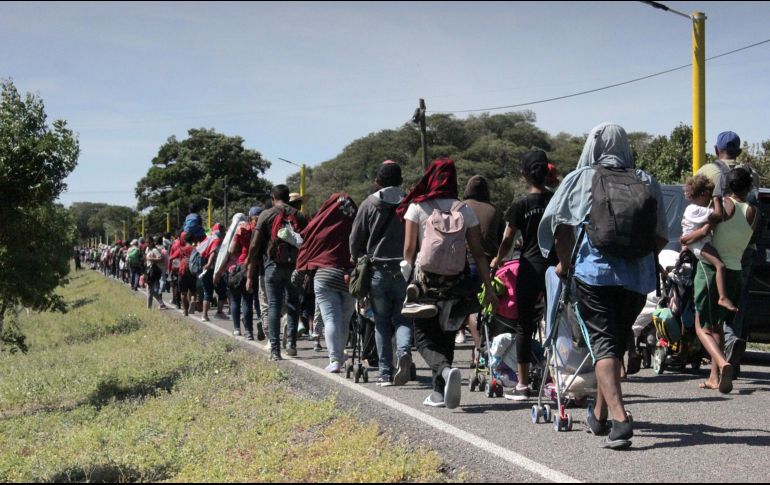 La madrugada este lunes, los migrantes reanudaron su camino hacia Chahuites caminando sobre la carretera Panamericana para evitar que el cansancio y el calor del asfalto, se sumen a la fatiga que llevan a cuestas. EFE / J. Blanco
