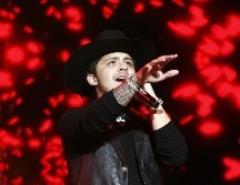El fan logró acercarse al cantante mexicano Christian Nodal para entregarle diversos regalos durante y después de su reciente concierto en Honduras. EL INFORMADOR / ARCHIVO