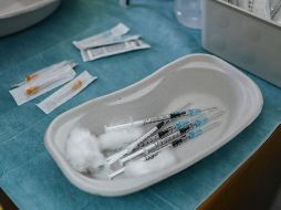 La capacidad de producción anual de jeringas es de seis mil millones de unidades, lo que hace estimar a la OMS que el déficit podría ser de mil a dos mil millones de jeringas en 2022 si no se hace algo al respecto. AFP / ARCHIVO