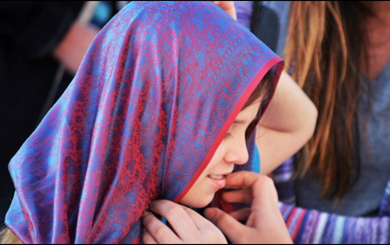 El mes pasado hubo una concentración de protesta frente al centro, donde la madre de la estudiante aseguró que su hija llevaba velo islámico por voluntad propia y que en España ninguna ley lo prohíbe. AP / ARCHIVO