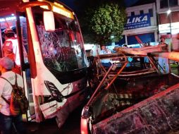 El autobús que circula por la calzada y que se vio afectado fue el que tiene número de serie TM-048. CORTESÍA/BOMBEROS GDL